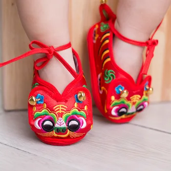 Çin Halk Nakış El Yapımı Yeni Bebek Kaplan Kafası Ayakkabı Melaleuca Alt Bez Ayakkabı Kırmızı Yenidoğan Bebe Ayakkabı Beşik Ayakkabı Hediye